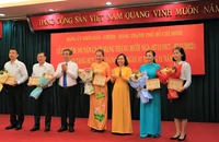 Trao tặng Huy hiệu Đảng và Kỷ niệm chương cho 17 Đảng viên Khối Dân - Chính - Đảng TP.HCM
