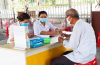Người dân nhận lương hưu. Ảnh: VIẾT LONG