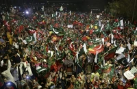Những người ủng hộ Thủ tướng bị phế truất Imran Khan xuống đường biểu tình ở Karachi, Pakistan vào ngày 10-4.