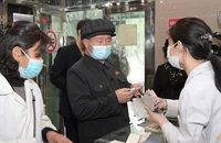 Ông Pak Jong-chon, Ủy viên Ủy ban Thường vụ Bộ Chính trị Ban Chấp hành Trung ương Đảng Lao động Triều Tiên, kiểm tra một hiệu thuốc ở Bình Nhưỡng.