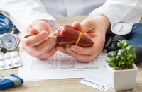 Trẻ đột nhiên nôn trớ nhiều, có nên xét nghiệm men gan?