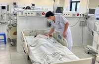 Người cứng như gỗ sau một tuần giẫm phải gai