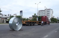 Hai cuộn thép hàng chục tấn rơi từ xe container xuống đường