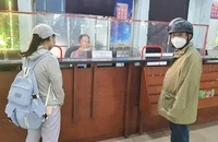 Chiều 29-4, kẹt xe ở TP.HCM khiến nhiều người lỡ chuyến tàu về quê