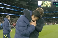 Conte ôm Son Heung-min dỗ dành