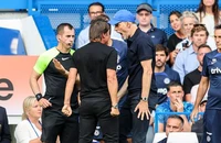 Tuchel đổ lỗi cho Conte không nhìn vào mắt mình
