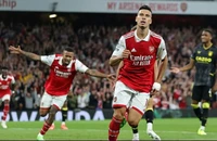 Liverpool thắng kịch tính, Arsenal độc chiếm ngôi đầu