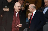 Nhà Glazer ra giá bán MU