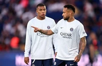 Neymar nhún vai bỏ đi khi được hỏi về mâu thuẫn với Mbappe