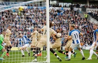Chelsea thảm bại trong ngày trở về của Potter, Tottenham ngược dòng khó tin