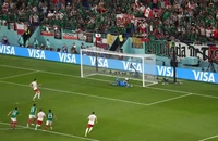 Lewandowski đá hỏng penalty, Ba Lan chia điểm với Mexico