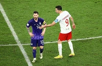 Khoảnh khắc khó xử giữa Messi và Lewandowski