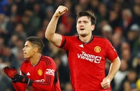 Maguire giải cứu MU, Arsenal leo lên đầu bảng
