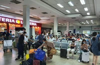 Người dân TP.HCM hối hả lên tàu đi nghỉ lễ