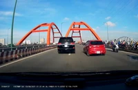 Loạt xe máy quay đầu trên cầu Bình Lợi để né CSGT