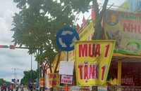 20 ngày nữa mới đến Trung Thu, nhiều điểm bán bánh đã khuyến mãi mua 1 tặng 1