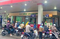Khách hàng đổ xăng ở cửa hàng xăng dầu quận 7.