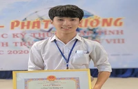 Nam sinh 19 tuổi sáng chế giày thông minh cho người khiếm thị