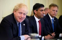 Ông Boris Johnson (trái) và ông Rishi Sunak (giữa) ở dinh thủ tướng Anh, số 10 Phố Downing, thủ đô London (Anh) ngày 7-6. Ảnh: REUTERS