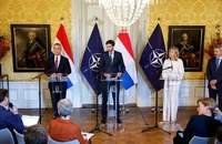 Tổng thư ký NATO - ông Jens Stoltenberg (trái), Ngoại trưởng Hà Lan Wopke Hoekstra (giữa) và Bộ trưởng Quốc phòng Hà Lan Kajsa Ollongren tại một cuộc họp báo về cuộc chiến ở Ukraine ở thành phố The Hague (Hà Lan) ngày 14-11. Ảnh: REUTERS