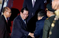 Thủ tướng Camphuchia - ông Hun Sen đến đảo Bali (Indonesia) ngày 14-11. Ảnh: BLOOMBERG