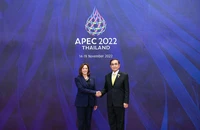 Thủ tướng Thái Lan Prayuth Chan-ocha (phải) và Phó Tổng thống Mỹ Kamala Harris tại Hội nghị cấp cao APEC 2022 ở thủ đô Bangkok (Thái Lan) ngày 18-11. Ảnh: REUTERS