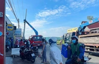 Điện trung thế phóng vào xe cẩu làm 3 công nhân thương vong
