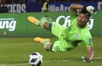 Fan Trung Quốc tặng 'núi' tiền cho thủ môn tuyển Singapore để 'báo ơn'