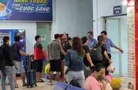 ĐIỀU TRA: Cò vé bát nháo ở Ga Sài Gòn - Bài 1: Nhà ga hết vé nhưng có tiền là được lên tàu