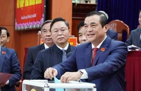 Miễn nhiệm chủ tịch HĐND tỉnh Quảng Nam đối với ông Phan Việt Cường (đang bỏ phiếu). Ảnh: TN
