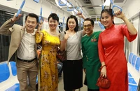 NSƯT Thành Lộc, Trịnh Kim Chi cùng đông đảo nghệ sĩ ngắm nhìn TP.HCM từ tuyến Metro số 1