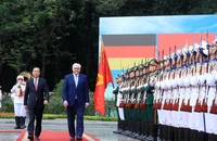 21 cannon shots welcomed the German President's state visit to Vietnam