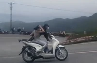 Đôi vợ chồng chạy xe máy ‘làm xiếc’ trên đèo Hải Vân lãnh án
