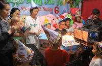 Bữa tiệc sinh nhật đặc biệt tại xóm trọ bệnh nhi ung thư
