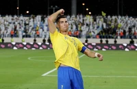 Ronaldo lại cho Messi 'ngửi khói'