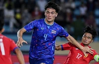 Mượn Thai-League, Khemdee “mắng” HLV đội tuyển Thái Lan rồi... xin lỗi