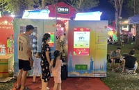 Mua dừa tự động và đặc sản vùng miền tại lễ hội Tết Việt 2024