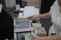 Có ngân hàng 'đi đêm' lãi suất tiết kiệm, cao gấp đôi so với niêm yết