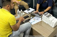 Bắt nam thanh niên buôn lậu 22 iPhone 15 ProMax từ Singapore