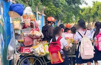 Hàng rong trước cổng trường: Cần sớm dẹp bỏ!