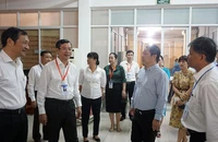 Thứ trưởng Bộ GD&ĐT Nguyễn Văn Phúc (thứ ba từ phải qua) cùng đoàn công tác kiểm tra hội đồng chấm thi tốt nghiệp THPT tại TP.HCM vào ngày 4-7.