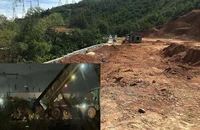 Khu vực cải tạo đất trên đèo Ông Gấm biến thành điểm khai thác đất và hằng đêm xe ben chở đi san lấp nhiều nơi ở TP Đà Nẵng (ảnh nhỏ).