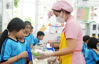 Học sinh Trường Tiểu học Hòa Bình, quận 1, TP.HCM trong bữa ăn bán trú.