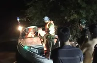 Nửa đêm đưa sản phụ từ vùng bị lũ cô lập đến bệnh viện