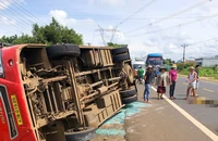 Lật xe khách trên Quốc lộ 14, nhiều người bị thương