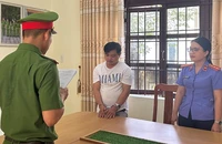 Trí tự nhận có khả năng làm sổ đỏ để chiếm đoạt tiền của bị hại. Ảnh: CA