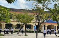 Công an xử lý vụ nam phụ huynh xông vào lớp đánh học sinh lớp 8. Ảnh: TN