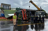 Lật xe khách trên quốc lộ 14, bốn người tử vong, nhiều người bị thương
