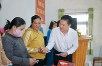 Báo Pháp Luật TP.HCM trao quà Tết đến bà con khó khăn xã Bình Khánh, Cần Giờ