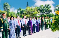 Lãnh đạo TP.HCM dâng hương tưởng nhớ các Mẹ Việt Nam anh hùng, Anh hùng liệt sĩ